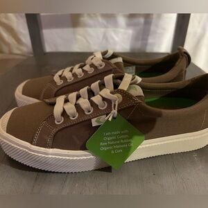 Brand new with tags Cariuma tan colored women’s size 8.5 sneakers